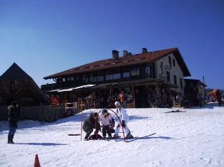 Haus mit kl. Schigruppe